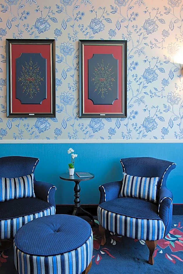 Carlton Ambassador Hotel