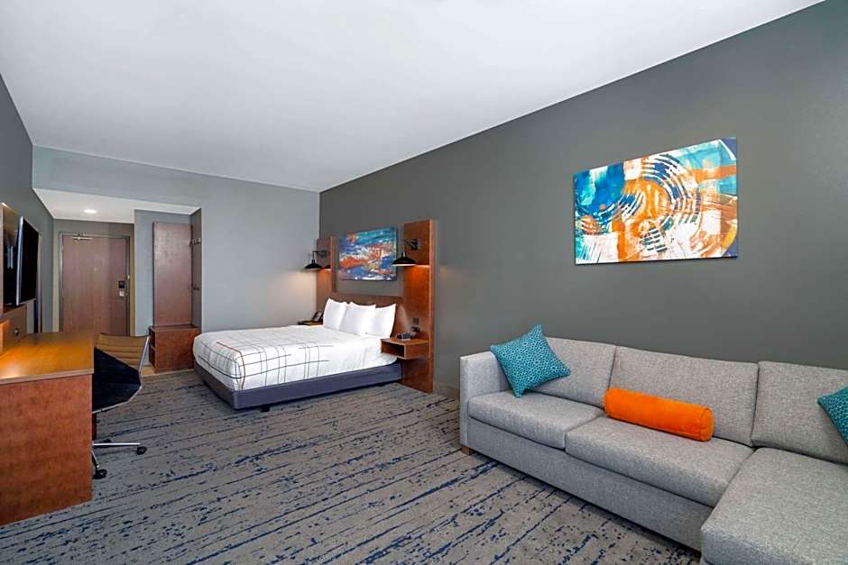 La Quinta Inn & Suites by Wyndham Louisville East