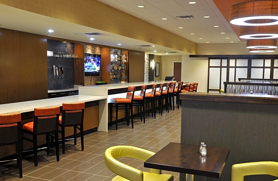 Holiday Inn and Suites Charleston West by IHG