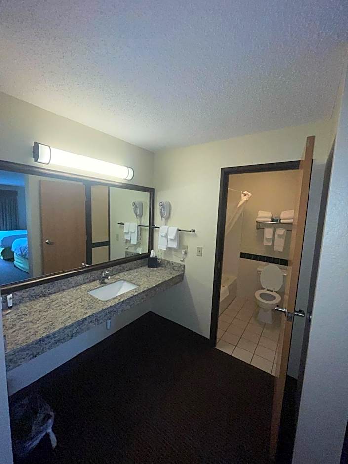 Cobblestone Hotel & Suites - Wisconsin Rapids