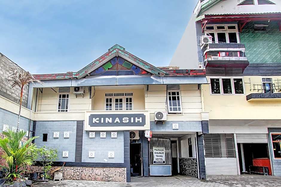 Capital O 93653 Kinasih Hotel