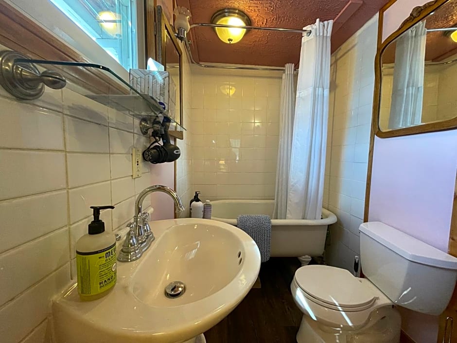 Fireside Inn & Hostel