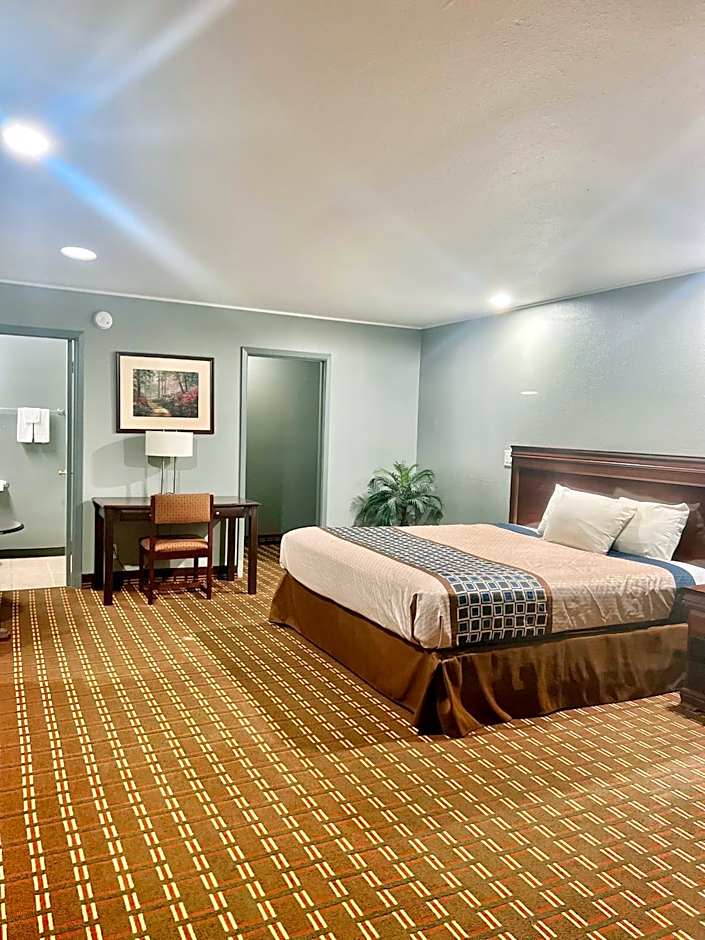 Photo 1 of 4 of 1 King Bed, Nonsmoking