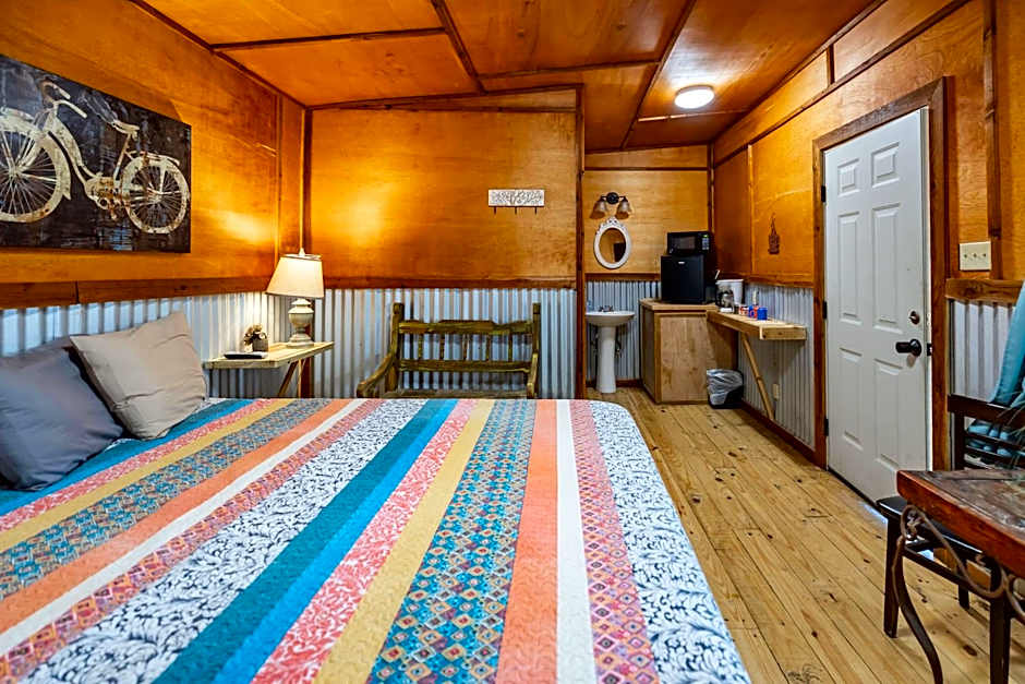 The Historic Leakey Inn