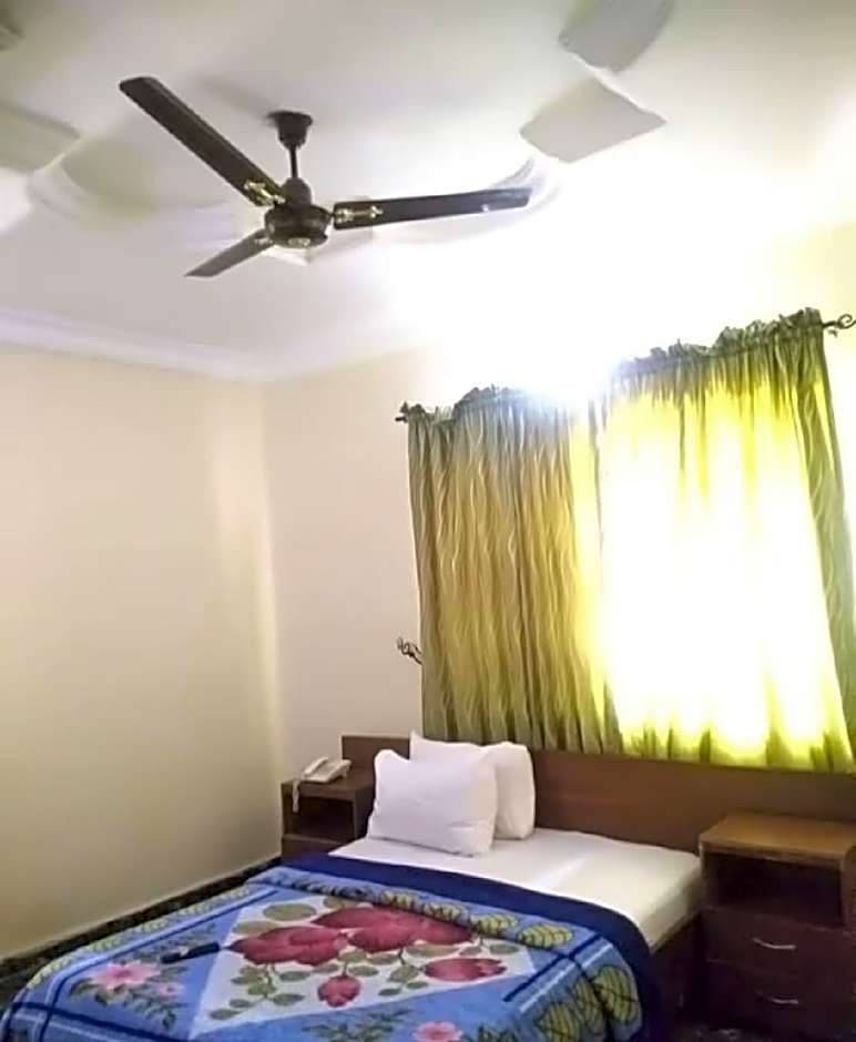 Sycamore Royals Hotel Jahi