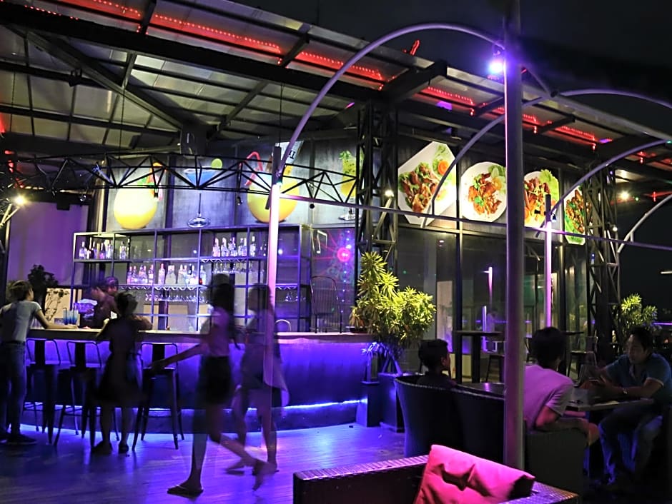 Yeak Loam Hotel