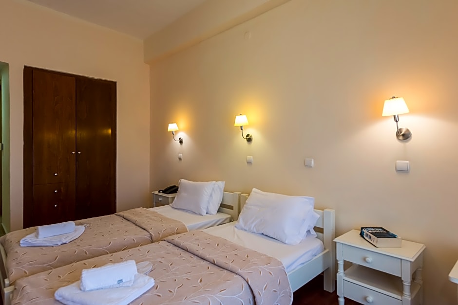 Foto 1 di 3 di double or twin room with street view