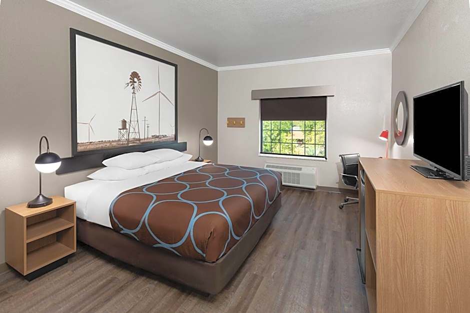 Super 8 by Wyndham San Antonio/Alamodome Area