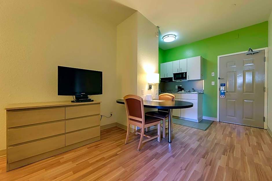 Studio 6 Toronto - Mississauga