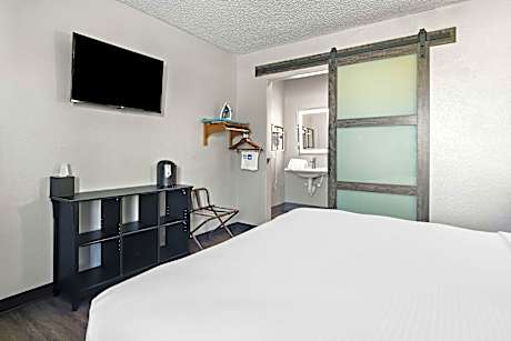 1 King Mobility Accessible Comm Assist Bathtub Microwave Fridge Non-Smoking Full Breakfast