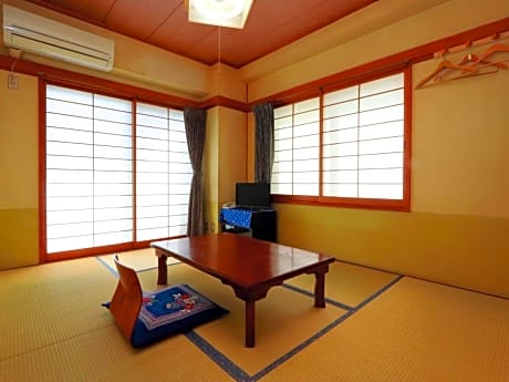 Japanese-Style Single Room with Shared Bathroom