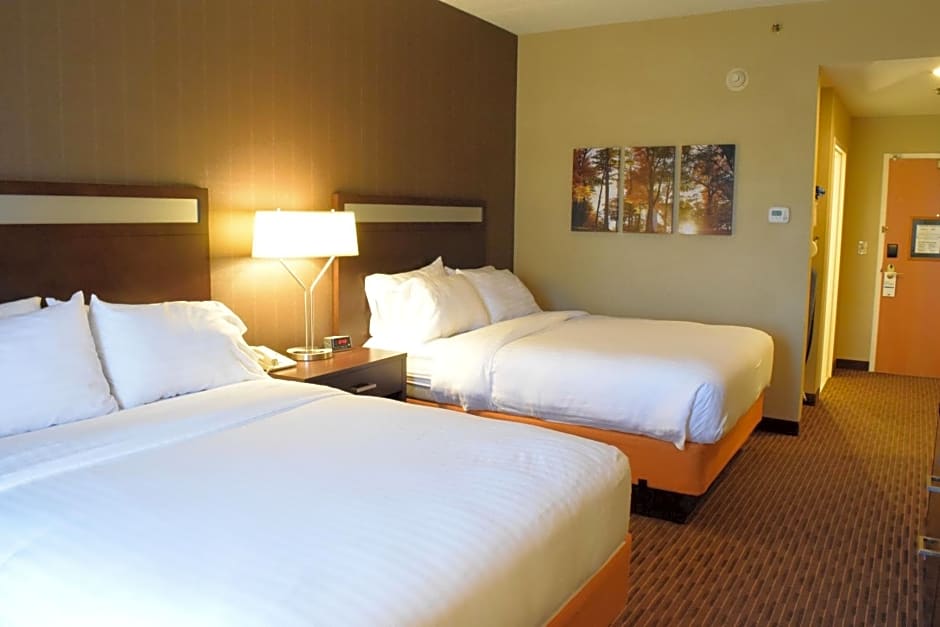 Holiday Inn Express Hotel & Suites Watertown - Thousand Islands