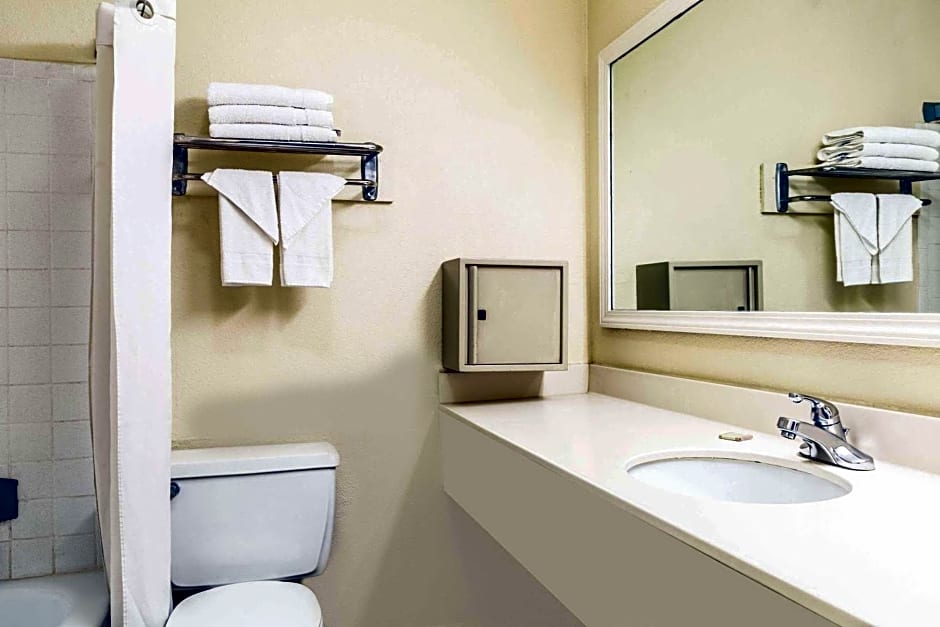Super 8 by Wyndham New Orleans