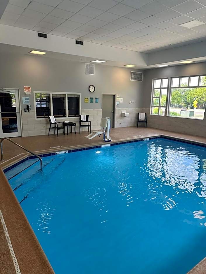 Holiday Inn Express Hotel & Suites Chicago-Algonquin By IHG