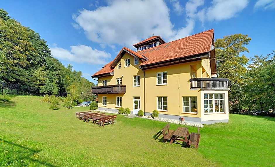 Hotel Belweder - przy hotelu Golebiewski