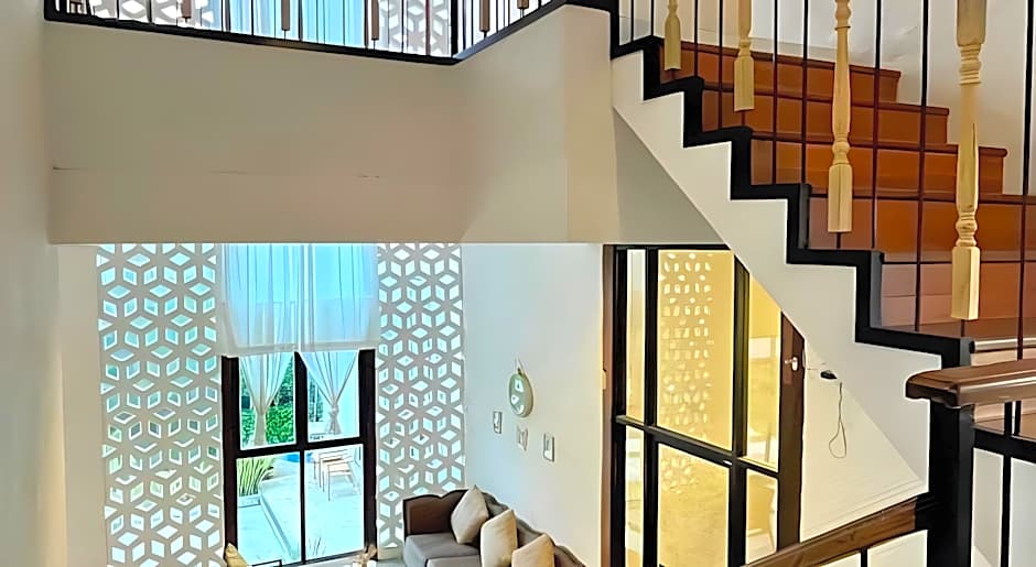 White Wall Riverfront Hotel