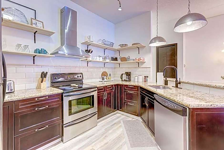 Mountain Retreat, Pool & Hot Tub, BBQ, Patio, King Bed, Sleeps 6!