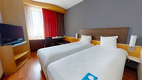 Room with 2 single beds equipped with the new b edding