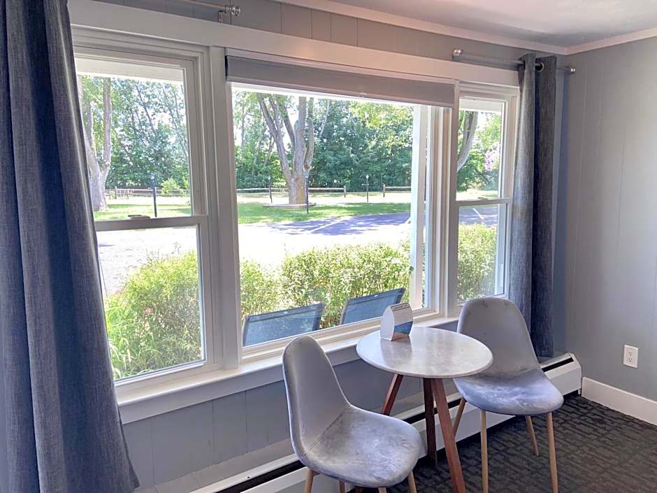 Elk Rapids Lakeshore Inn