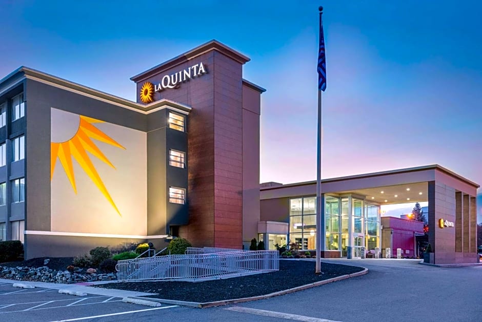 La Quinta Inn & Suites by Wyndham Clifton