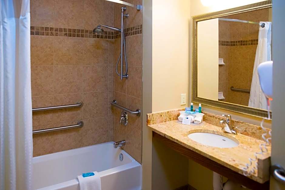 Holiday Inn Express Devils Lake By IHG