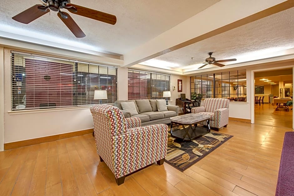 Days Inn by Wyndham College Station University Drive