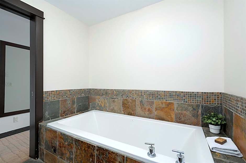 Heavenly Mountain Condo - Outdoor Hot Tubs & Steam Room