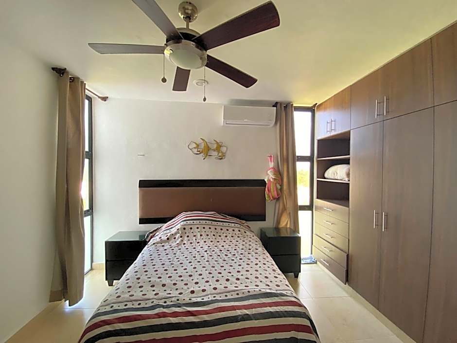 Escape to Paradise, Minimalist 4-BR Beachfront, 300 Mbps with amazing views