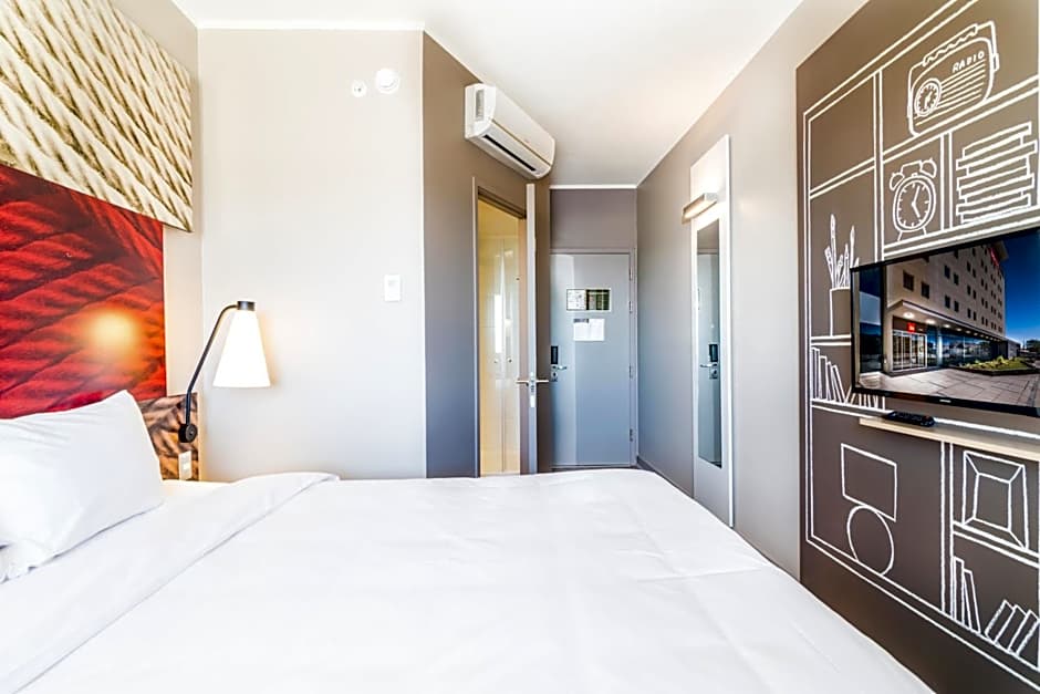 Photo 1 of 10 of Standard 1 Queen Bed