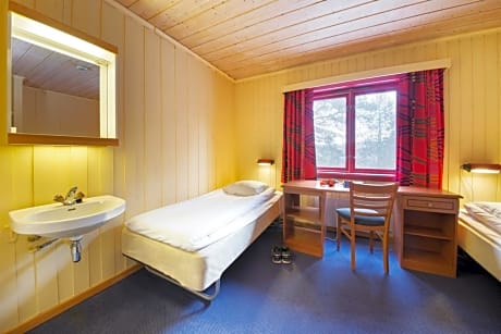 ECONOMY SHARED BATHROOM