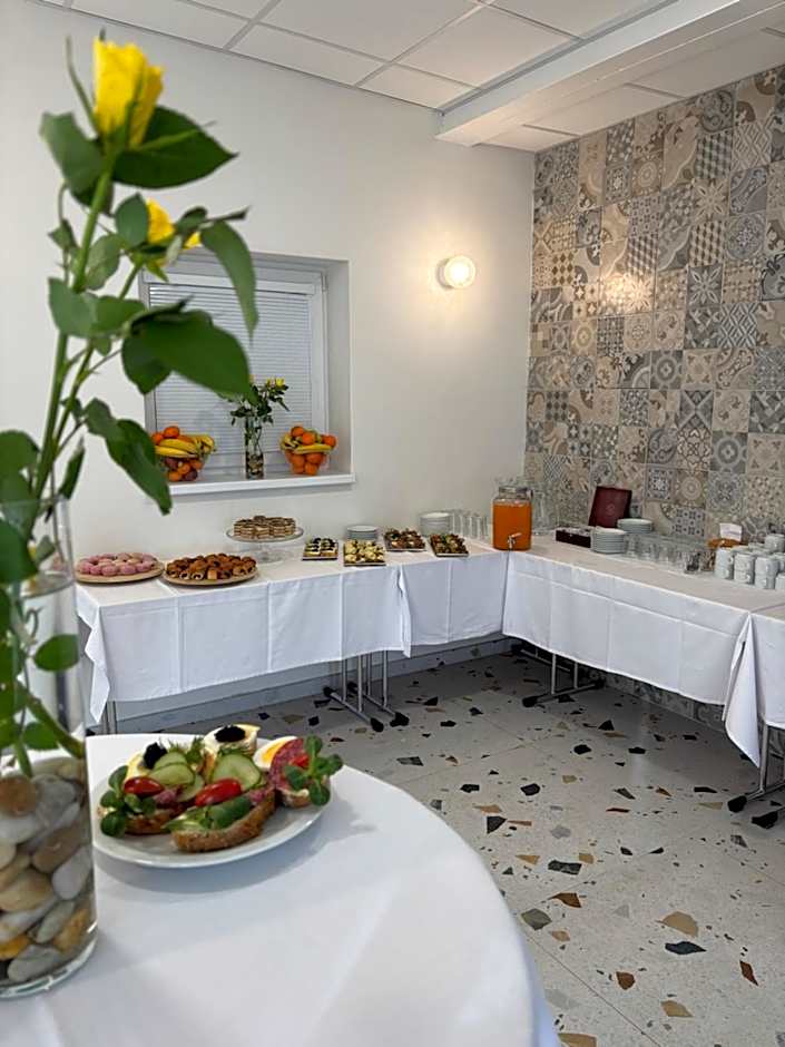 City Hotel B&B, reception 24 7, 800m od-from R1, free parking