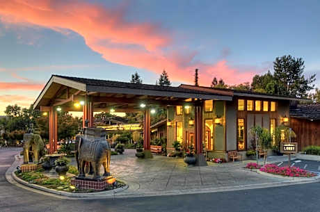 Dinah`S Garden Hotel