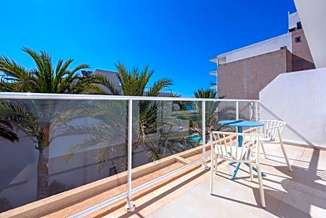 Family Room (2 Adults + 2 Children)