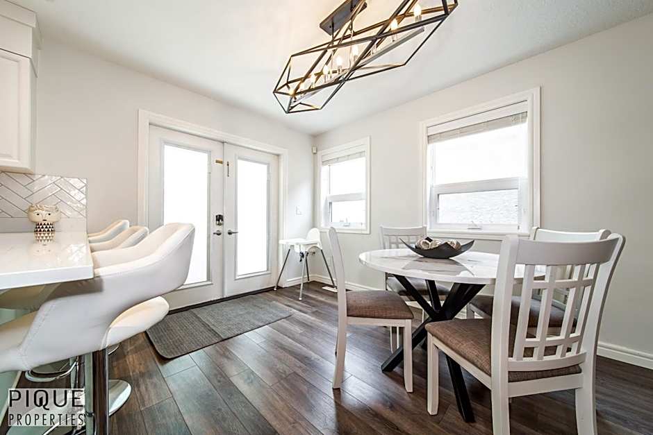 LUXURIOUS 6 Bed Home I Fireplace I near Sports Park I with Double Garage & Fast WiFi!