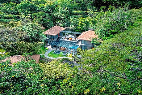 4 Bedroom Villa, Bedroom 1: 1 King, Bedroom 2: 1 King, Bedroom 3: 2 Queen, Bedroom 4: 2 Queen