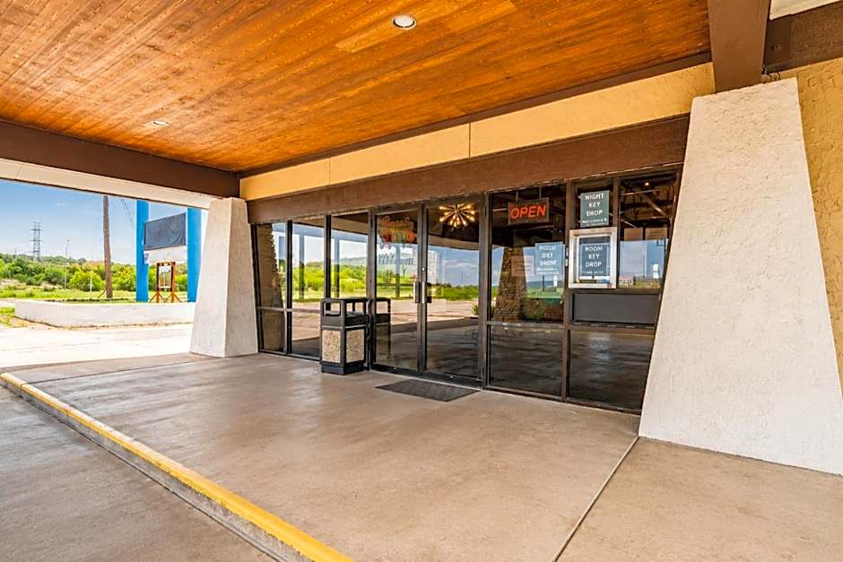Segovia Lodge Junction TX I -10