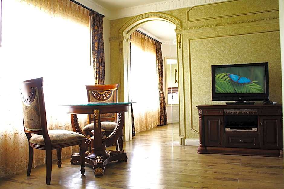 Four Seasons Place Hotel