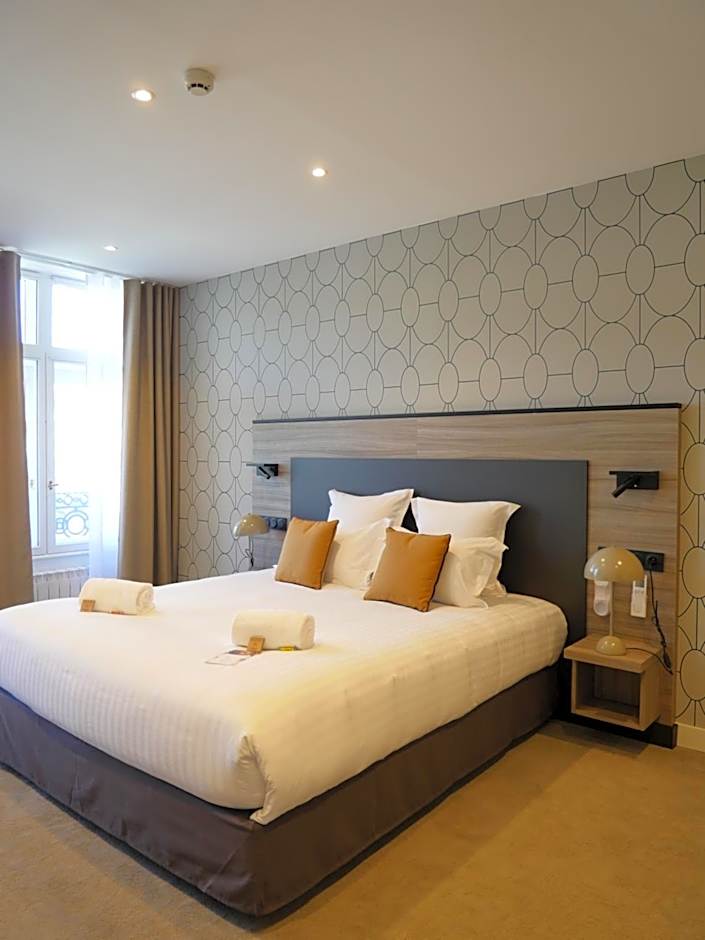 Le Phenix Hotel