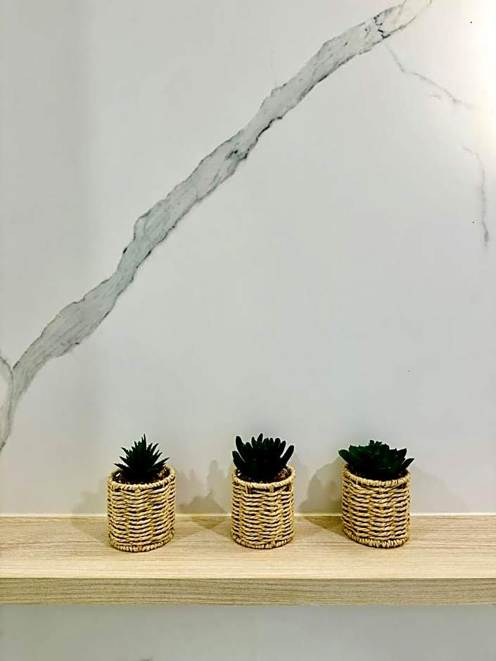 Chic 1BR Apt Urban Retreat Pool Parking Gym