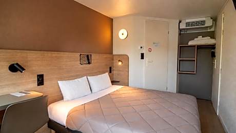 Standard Room - 1 Queen Bed