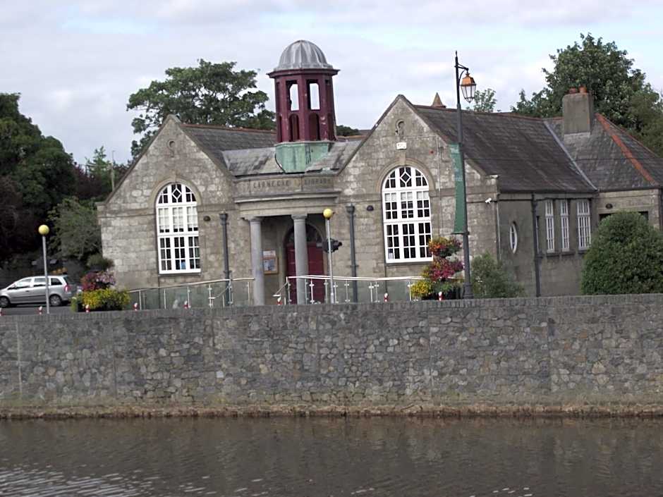 Twin Oaks Bed & Breakfast