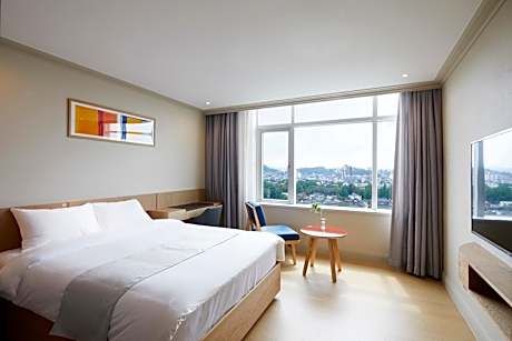 Deluxe Double Room with Hanok Village View