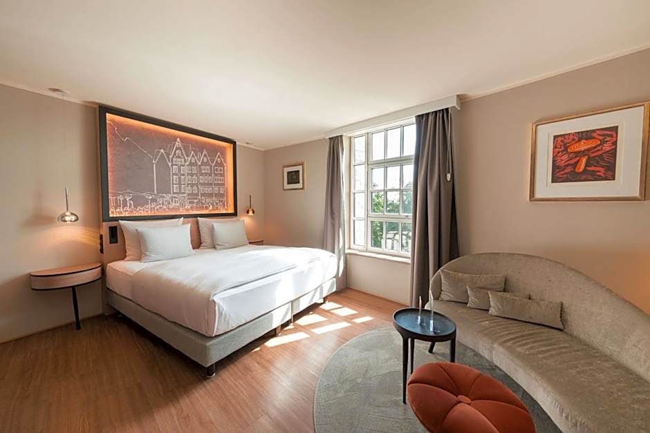 Wasserturm Hotel Cologne, Curio Collection by Hilton