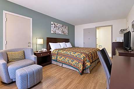 Deluxe King Bed Accessible Non-Smoking