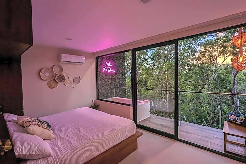 Frida's Artsy Condo with own mural, outdoor tub & rooftop pool
