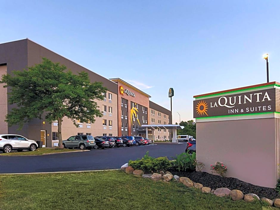 La Quinta Inn & Suites by Wyndham Cleveland - Airport North