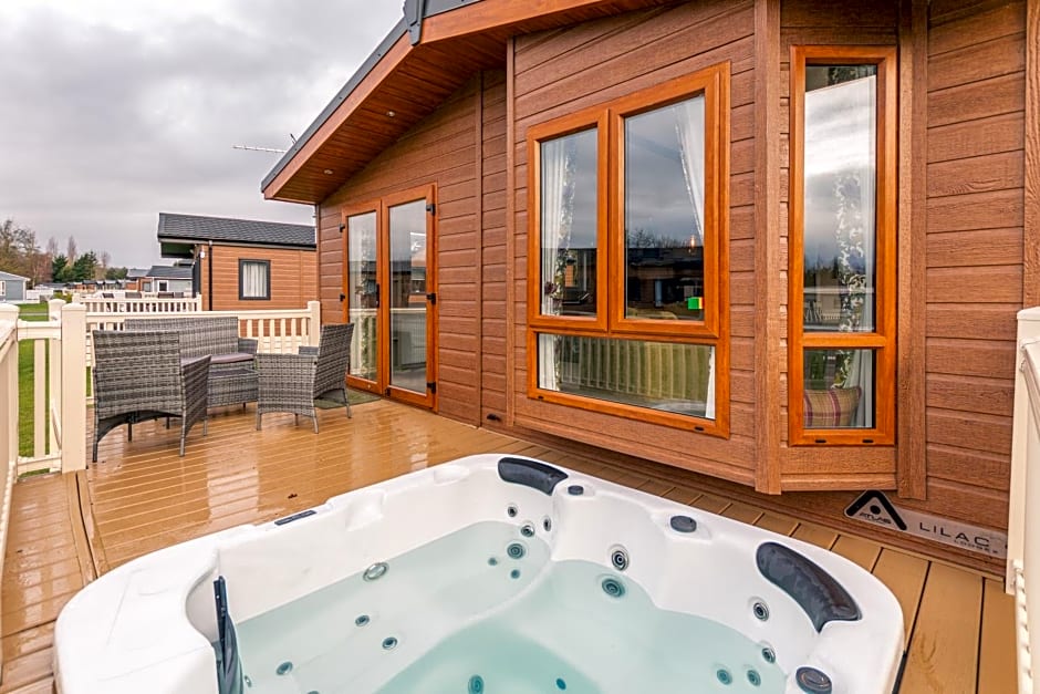 Waterfall Luxmy Lodge with Hot Tub