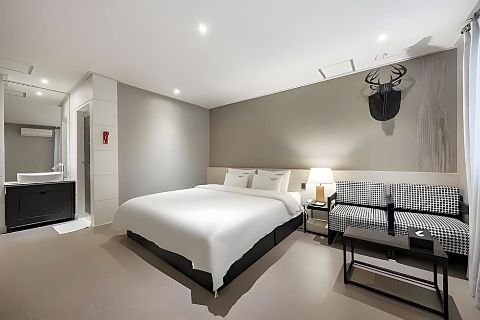 Almond Hotel Gupo Station