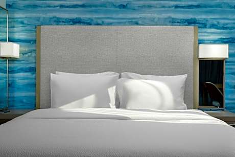 Junior King Suite with Sofa Bed, Bay View and Adapted Tub - Mobility and Hearing Accessible
