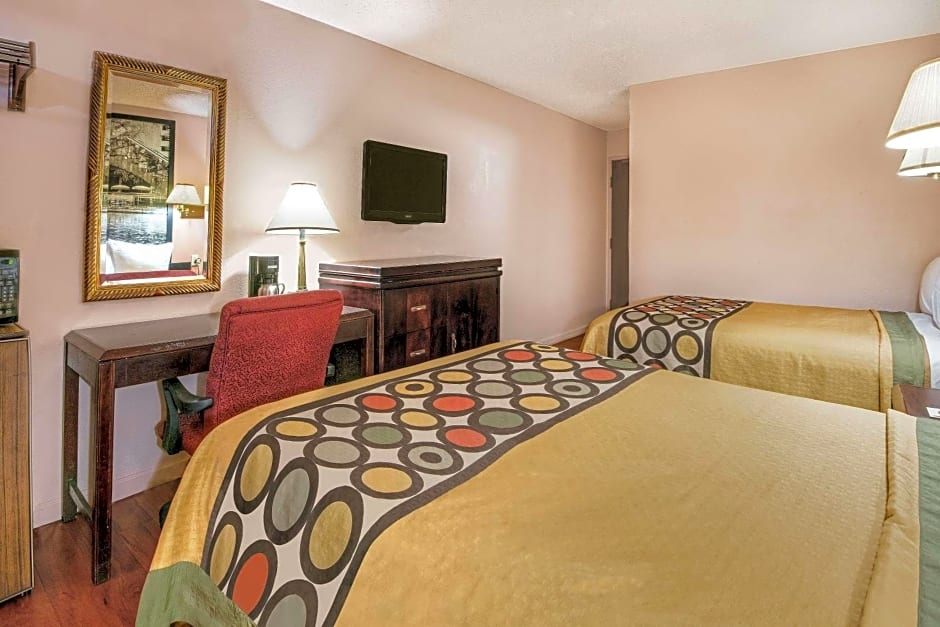 Super 8 by Wyndham San Antonio/I-35 North